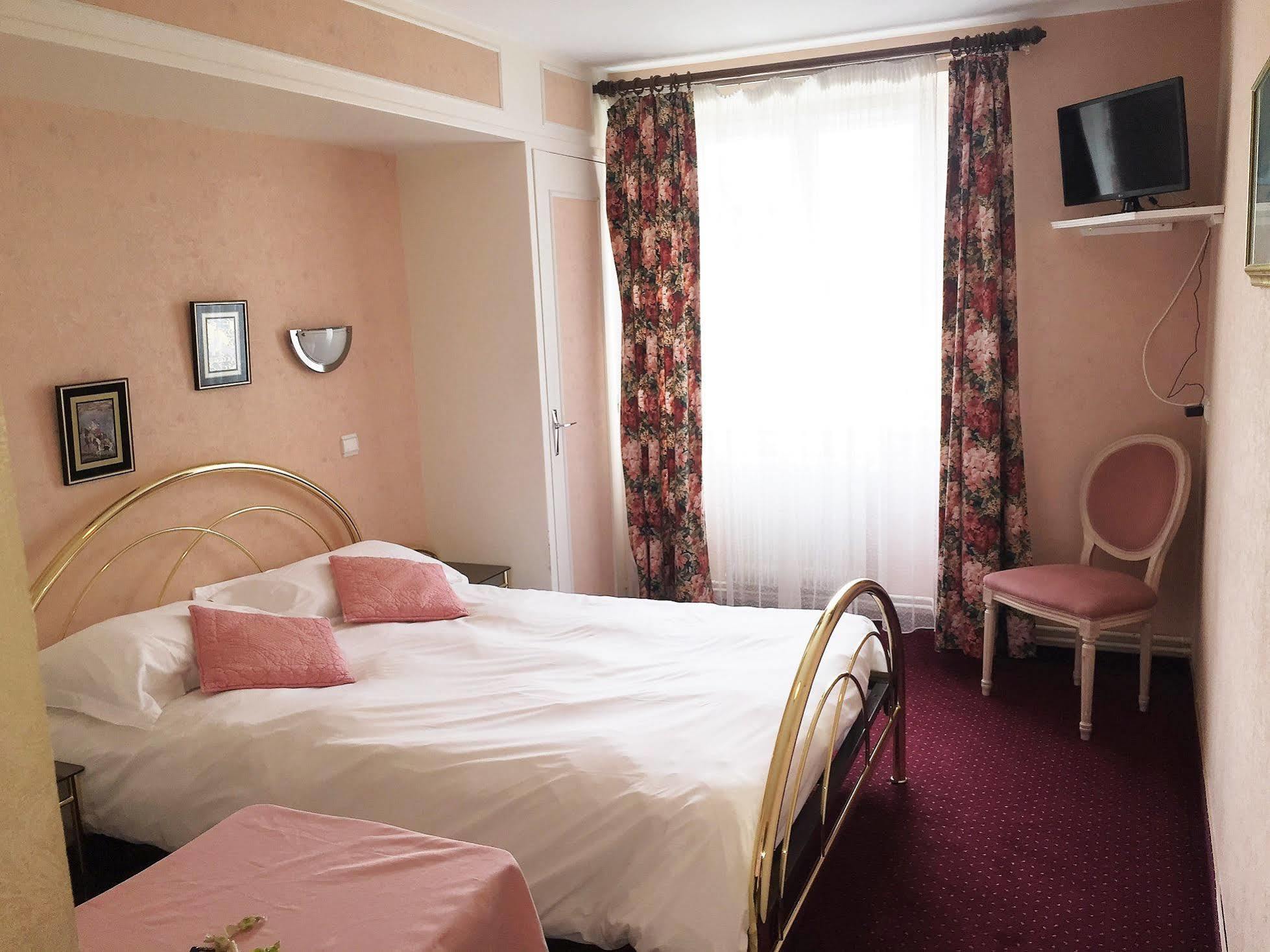 Hotel Le Rocher Blanc Albaret-Sainte-Marie ภายนอก รูปภาพ