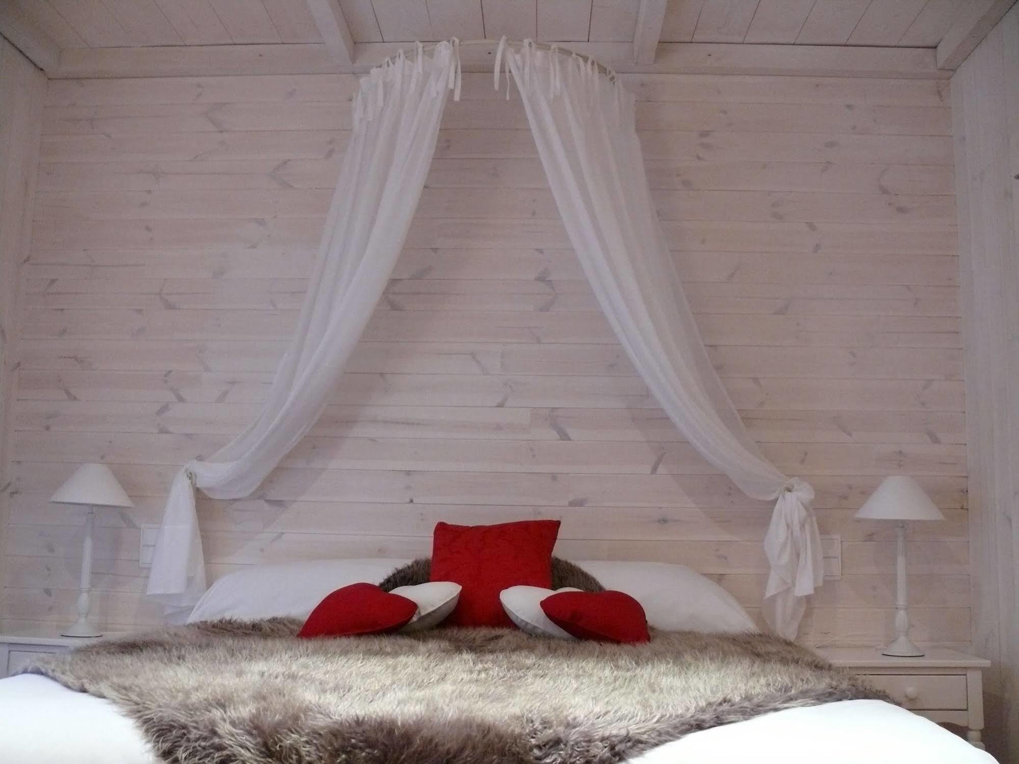 Hotel Le Rocher Blanc Albaret-Sainte-Marie ภายนอก รูปภาพ